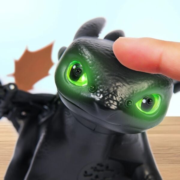 Sesli ve Işıklı Ejderhanı Nasıl Eğitirsin İnteraktif Toothless Dişsiz Figür